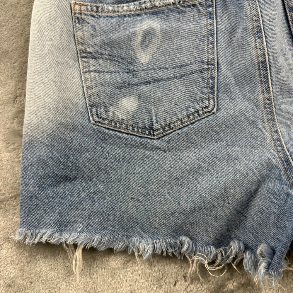 American Eagle Mom Short Distressed Denim Light Wash Size 10 High Rise Frayed - Picture 8 of 14